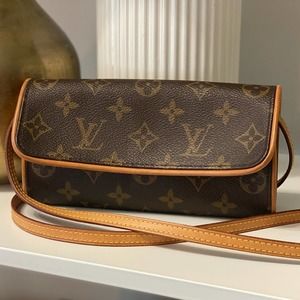 Louis Vuitton Monogram Canvas Pochette Twin PM Clutch/Crossbody Handbag